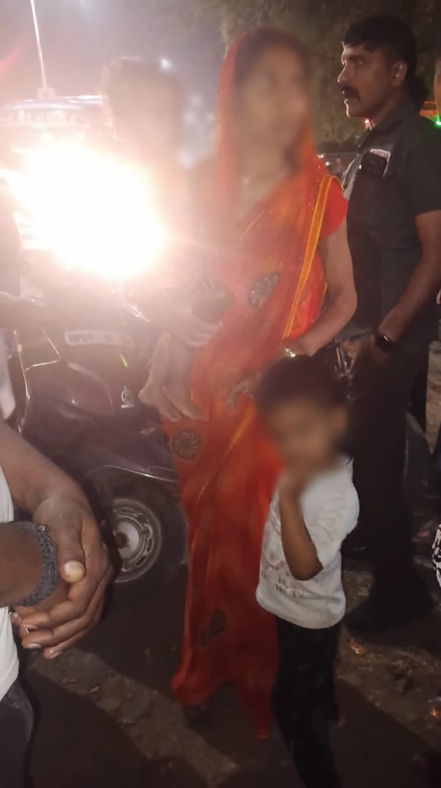 भोपाल के थाना बैरागढ़ क्षेत्र में खेलते खेलते घर की राह भटका 03 वर्षीय बालक, डायल-112 जवानों ने परिजन से मिलाया।